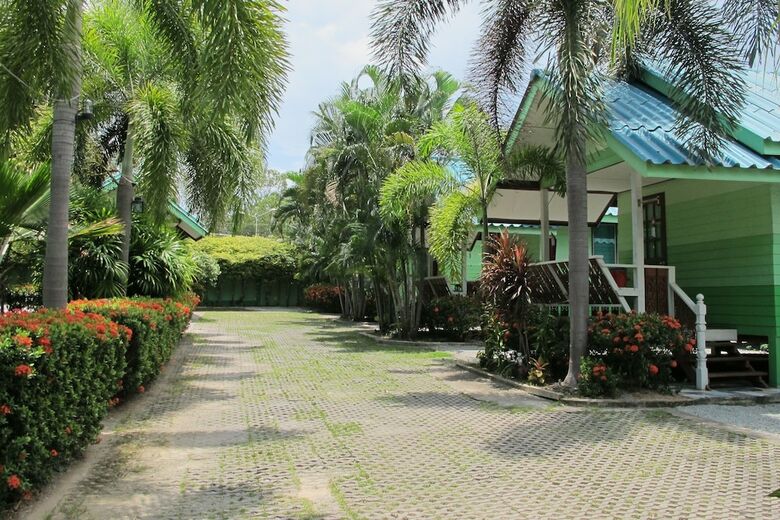 Hotel The Green Resort Sri Racha