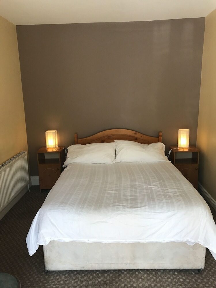 Hotel Mccauls Bar & Guesthouse