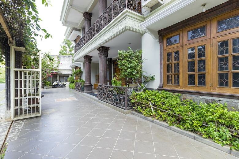 Hotel Reddoorz @ Taman Menteng Bintaro