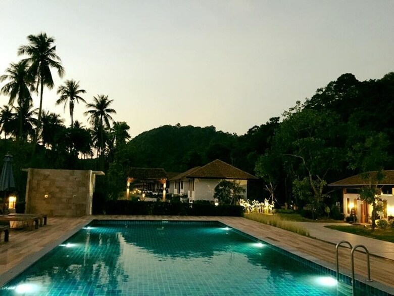 Hotel Koh Ngai Paradise Beach Resort