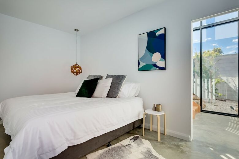 White Room Apartments