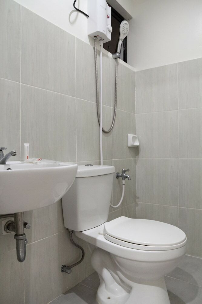 Oyo 165 Circle-b Apartelle & Suites