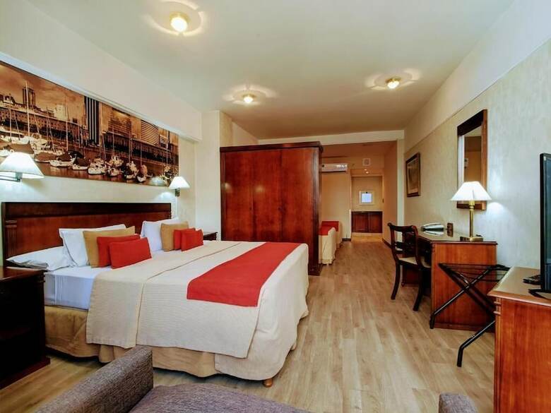 Reconquista Plaza Hotel