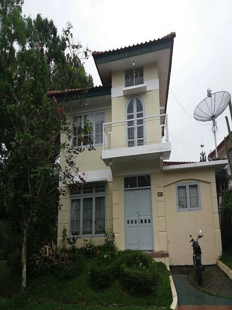 Villa Kota Bunga Protea