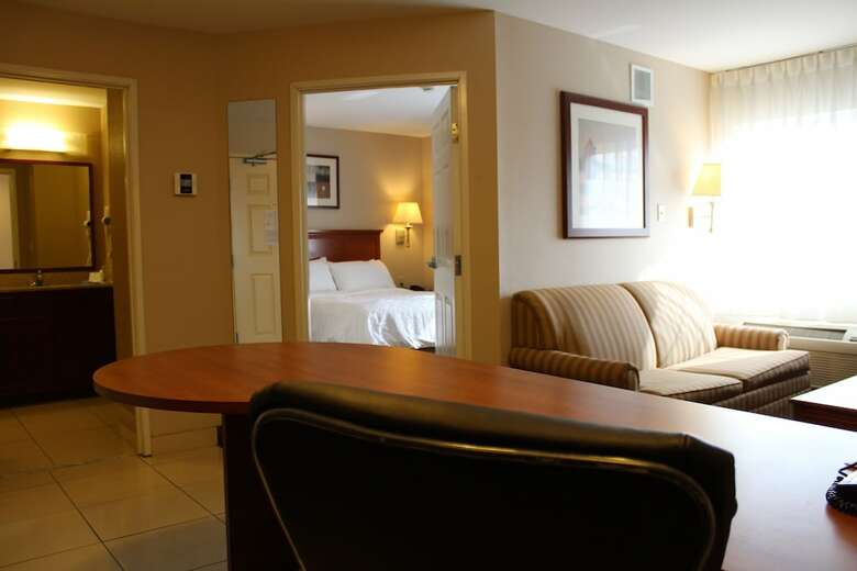 Hotel Candlewood Suites Airport