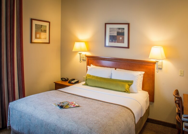 Hotel Candlewood Suites Airport