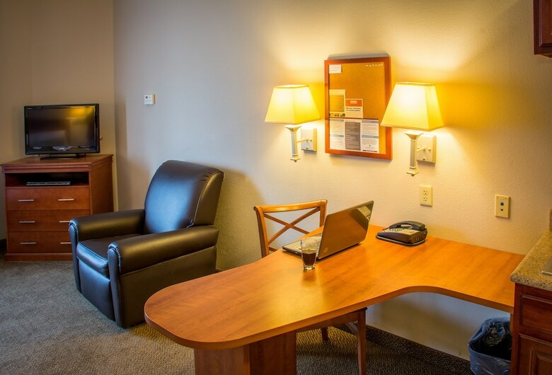 Hotel Candlewood Suites Airport