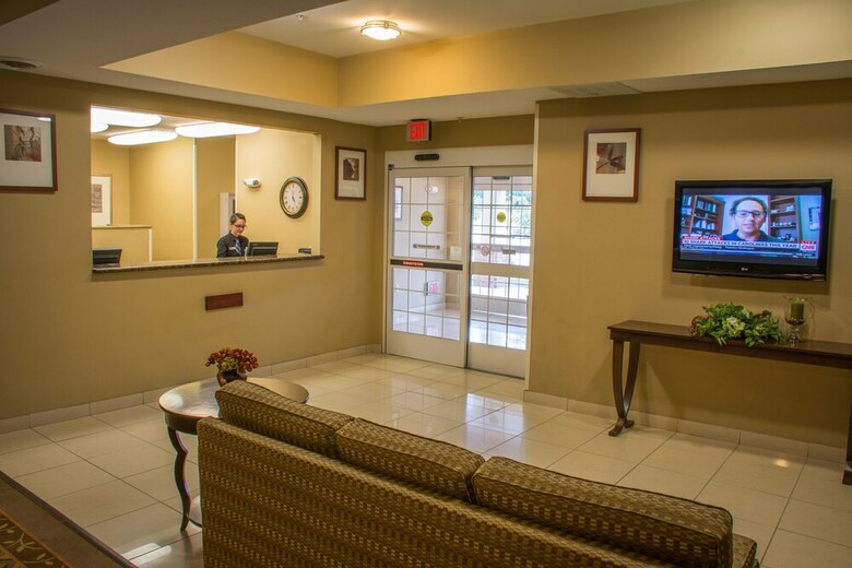 Hotel Candlewood Suites Airport