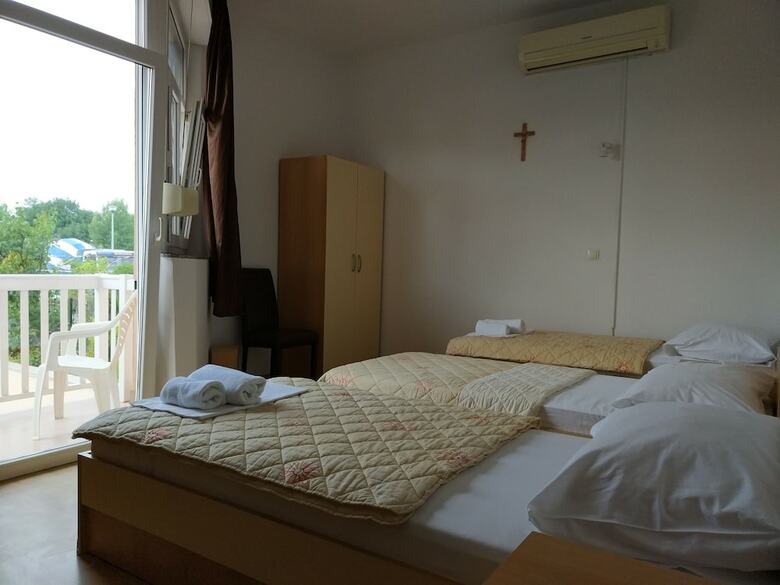 Pension Regina Mundi