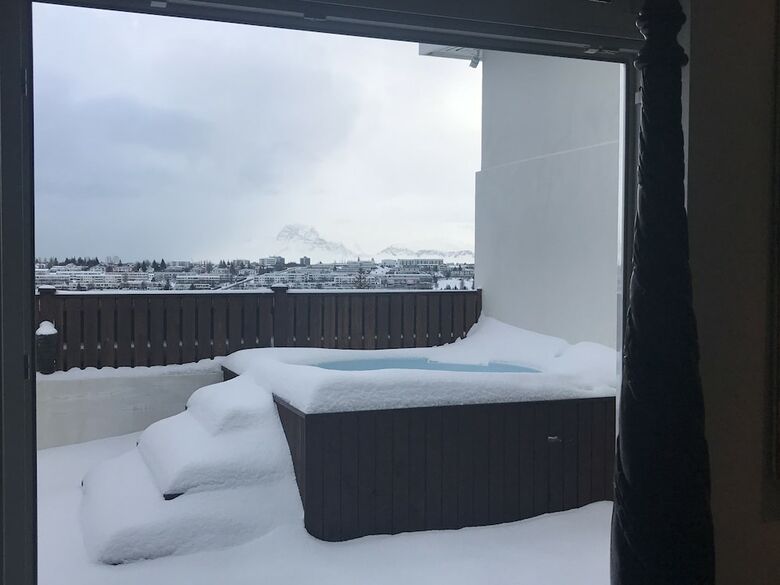 Sjf Villa With Hot Tub And Mountain View