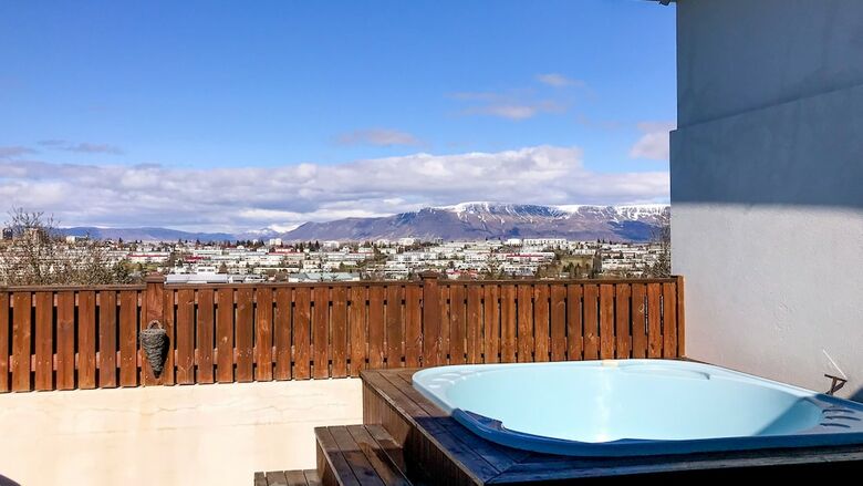 Sjf Villa With Hot Tub And Mountain View