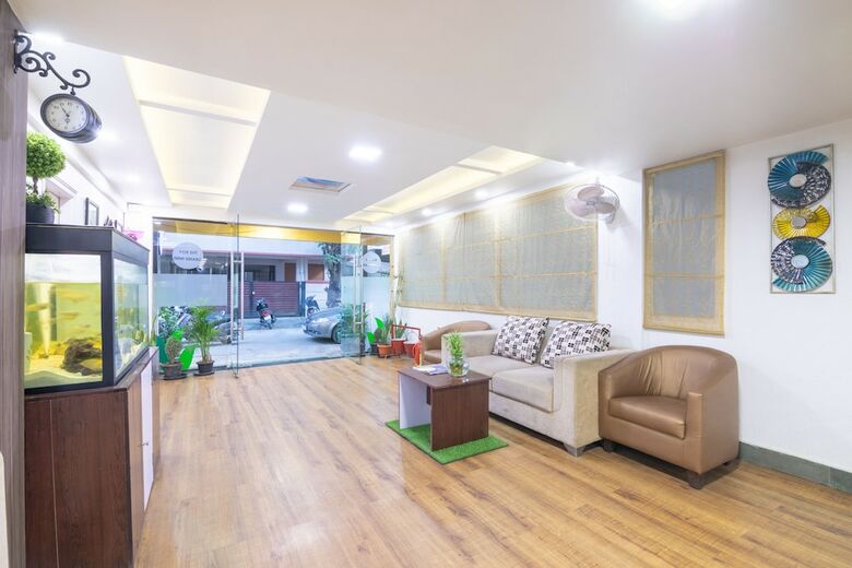 Hotel Oyo 5379 Crown White House