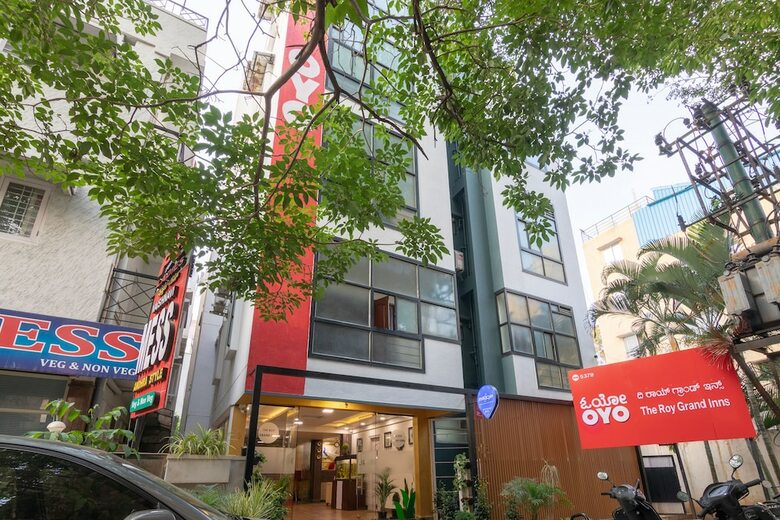 Hotel Oyo 5379 Crown White House