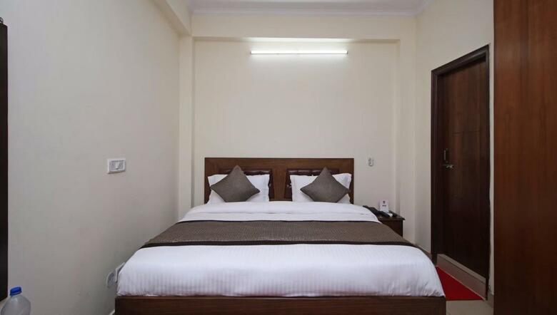 Hotel Oyo 9273 Surya Palace