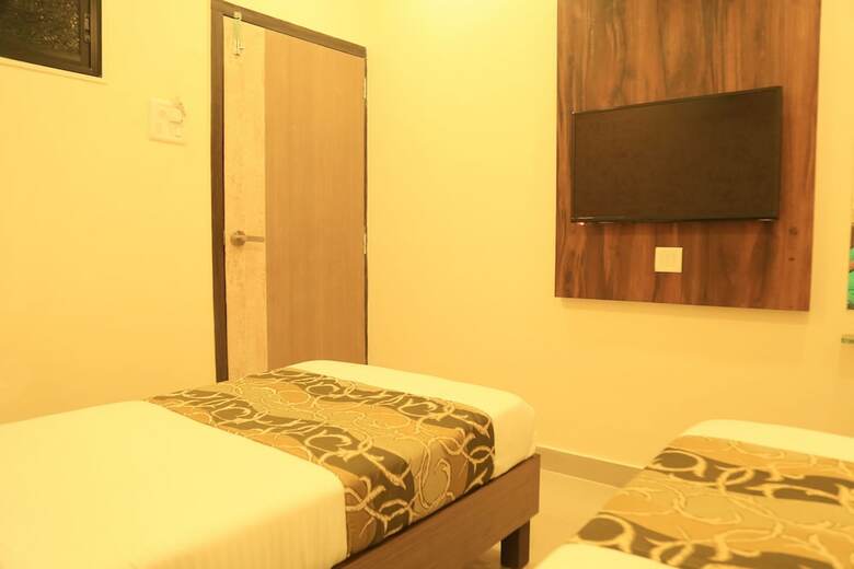 Oyo 8678 Hotel Golden Nest