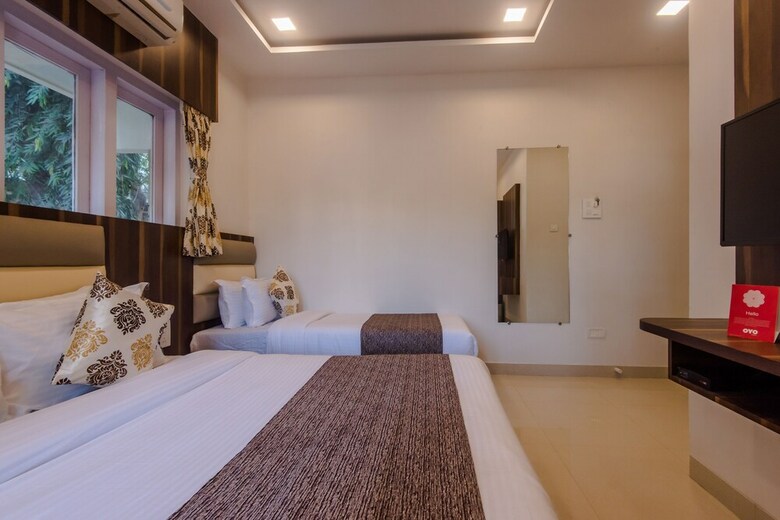 Oyo 10217 Hotel Golden Palms