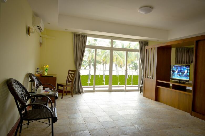 Ocean Blue Ngwe Saung Beach Hotel