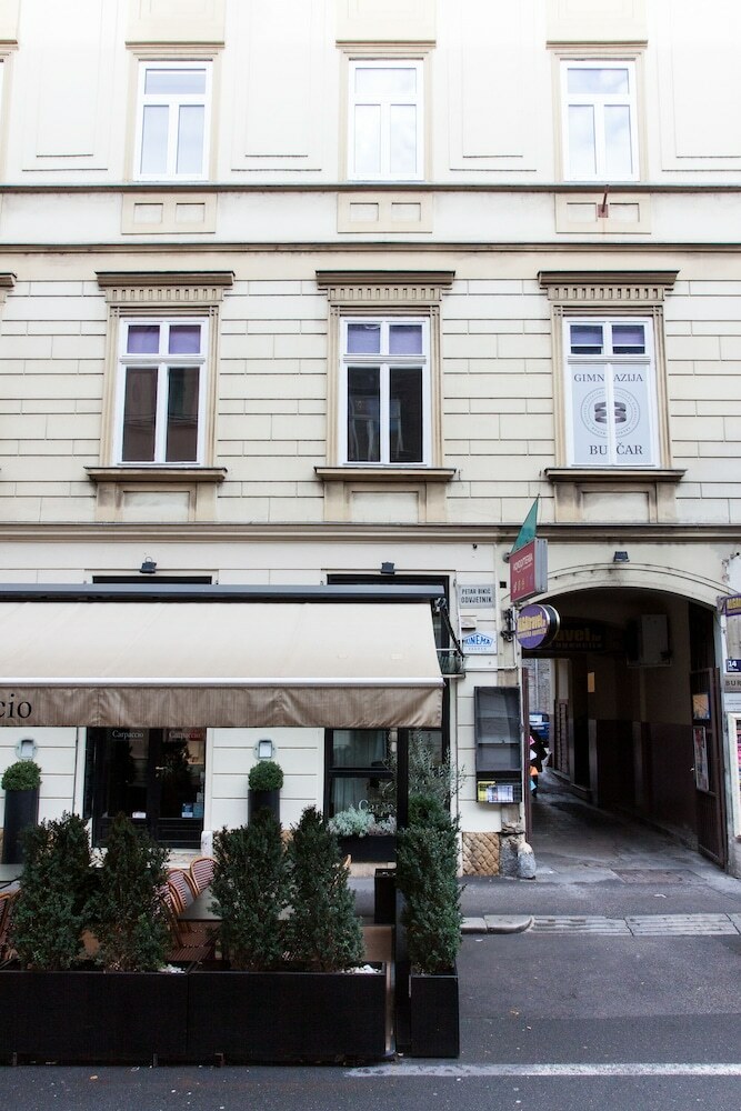 Tesla Boutique Apartments & Rooms