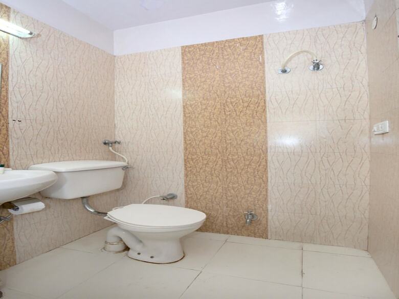 Oyo 6366 Grand Regal Hotel