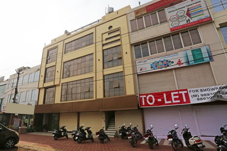Oyo 10472 Hotel Queen