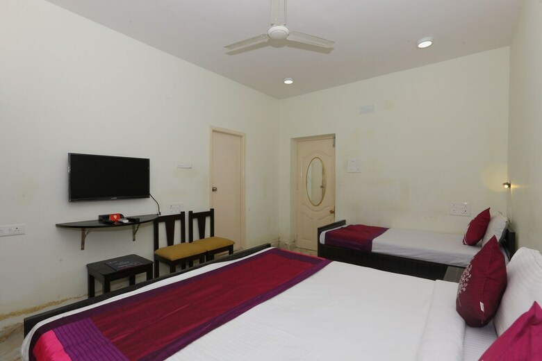 Hotel Oyo 6869 Ecr Grand Residency
