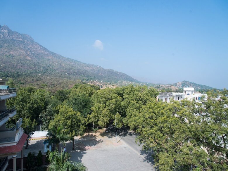 Oyo 10499 Hotel Shiv Shakti