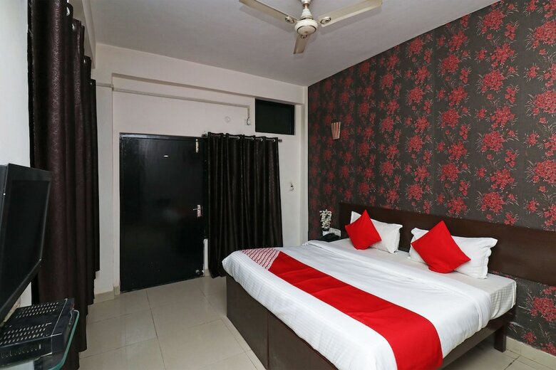 Hotel Oyo 3426 The Grand White Inn