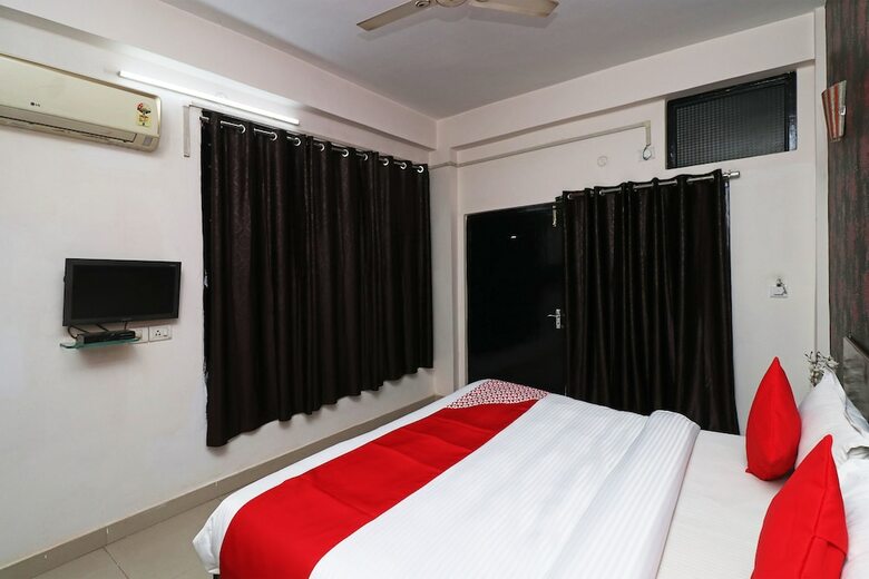 Hotel Oyo 3426 The Grand White Inn