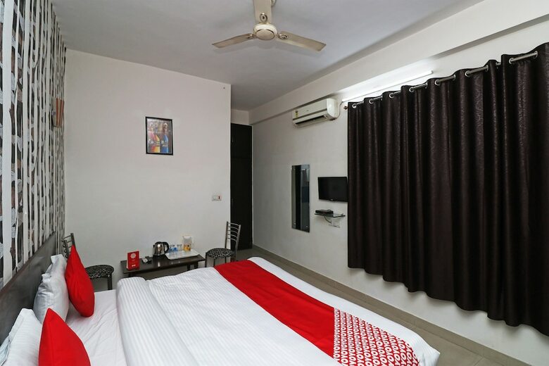 Hotel Oyo 3426 The Grand White Inn