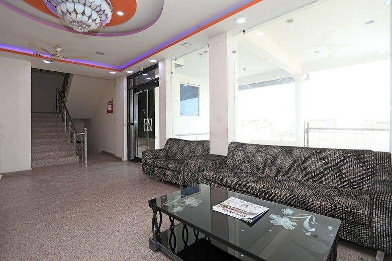 Hotel Oyo 3426 The Grand White Inn