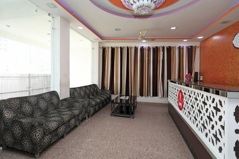 Hotel Oyo 3426 The Grand White Inn