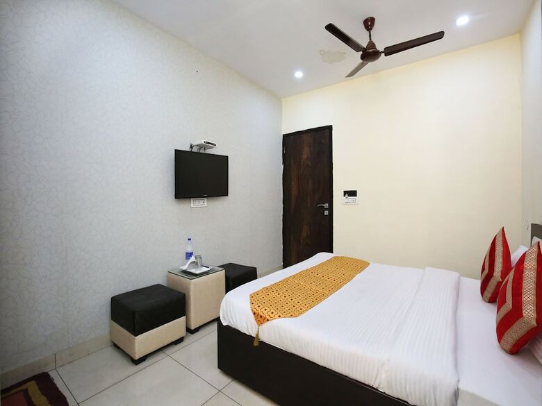 Oyo 9323 Hotel Sidana Solitaires