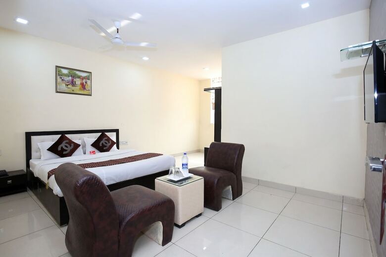 Oyo 9323 Hotel Sidana Solitaires