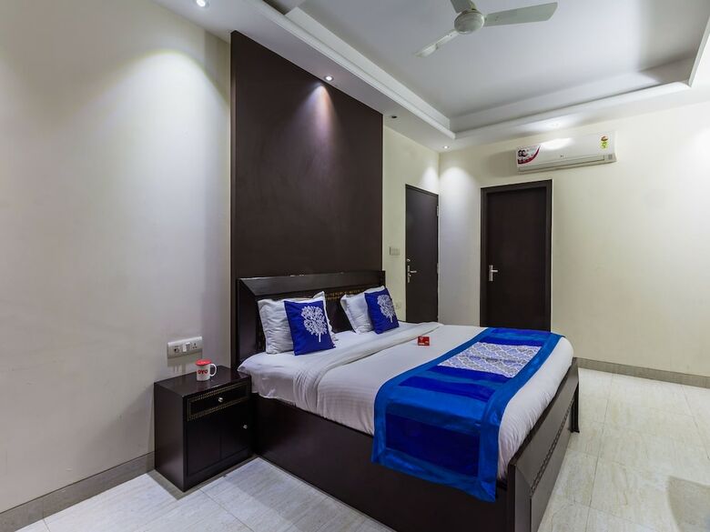 Hotel Oyo 6796 Retreat Suites Inn
