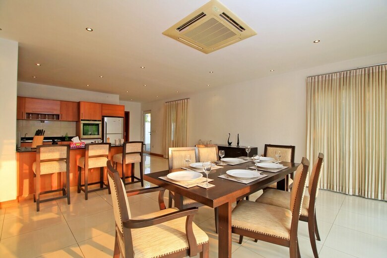 Pattaya Sunset Villa 4 Bedroom Sleeps 8