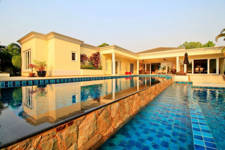 Pattaya Sunset Villa 4 Bedroom Sleeps 8
