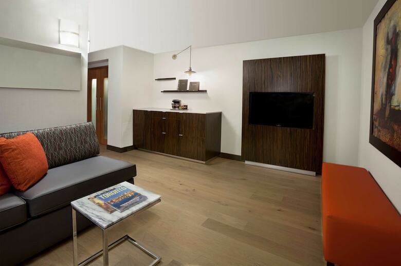 Hilton Toronto Airport Hotel & Suites