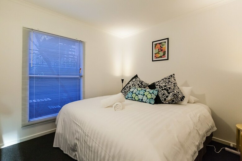 Dawn, 2bdr Carlton Apartment