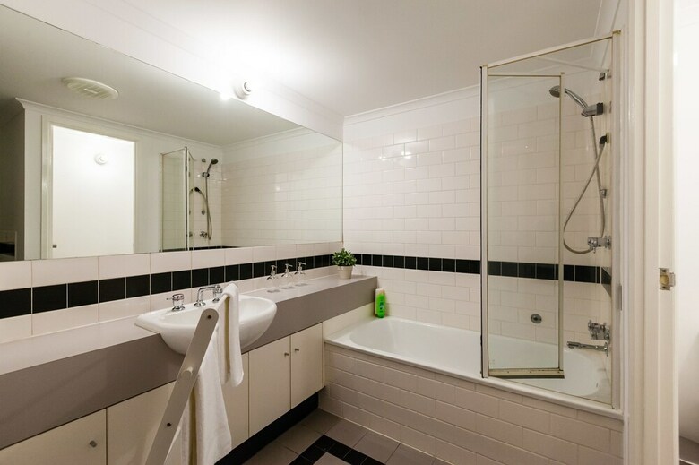 Dawn, 2bdr Carlton Apartment