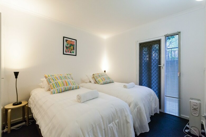 Dawn, 2bdr Carlton Apartment