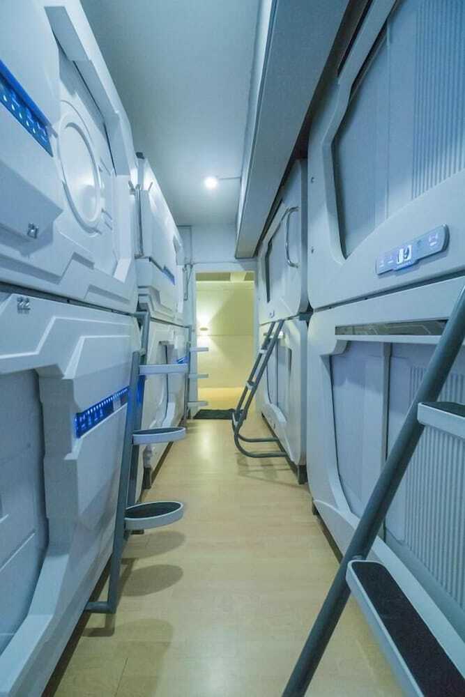 Seaview Capsule Hotel - Hostel