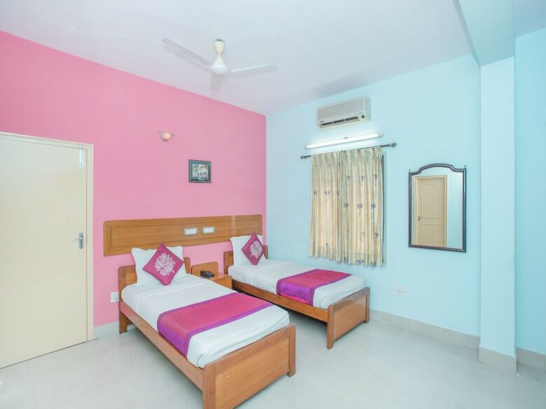 Oyo 11592 Hotel Red Carpet Residence