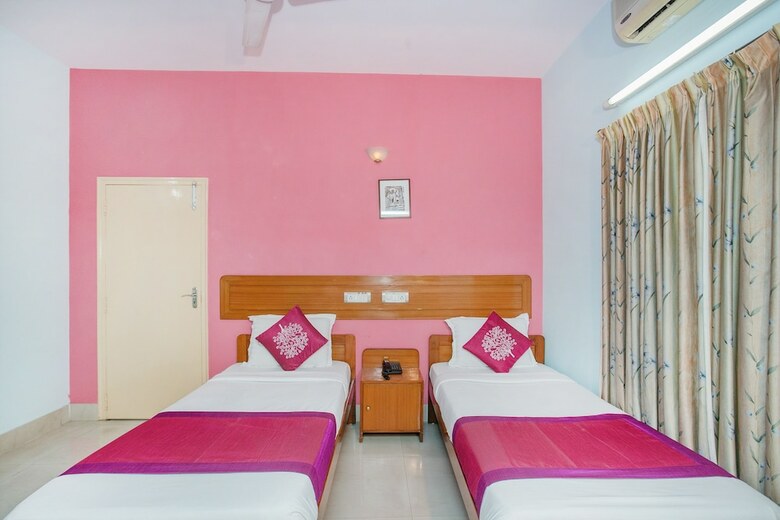 Oyo 11592 Hotel Red Carpet Residence