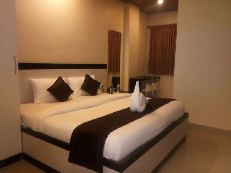 Oyo 10551 Hotel Rj Grand