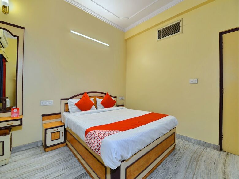 Oyo 11415 Hotel Raj Laxmi