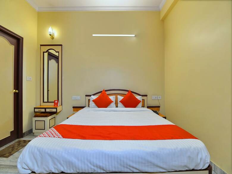 Oyo 11415 Hotel Raj Laxmi