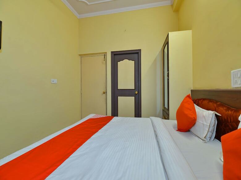 Oyo 11415 Hotel Raj Laxmi