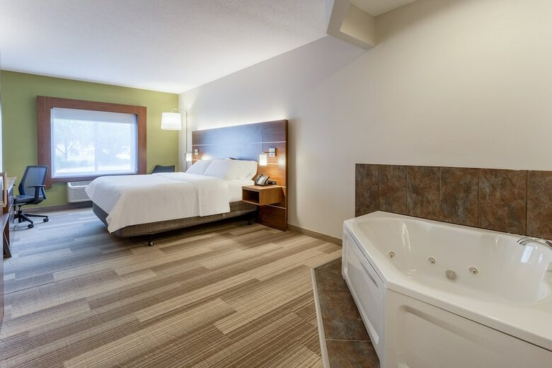 Holiday Inn Express Hotel & Suites Burlington
