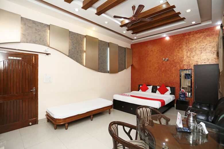 Oyo 1379 Hotel Hkj International