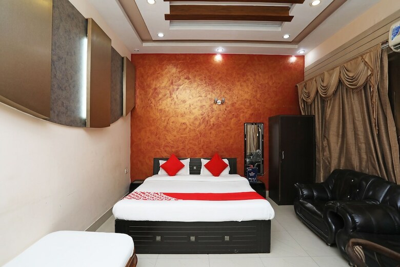 Oyo 1379 Hotel Hkj International